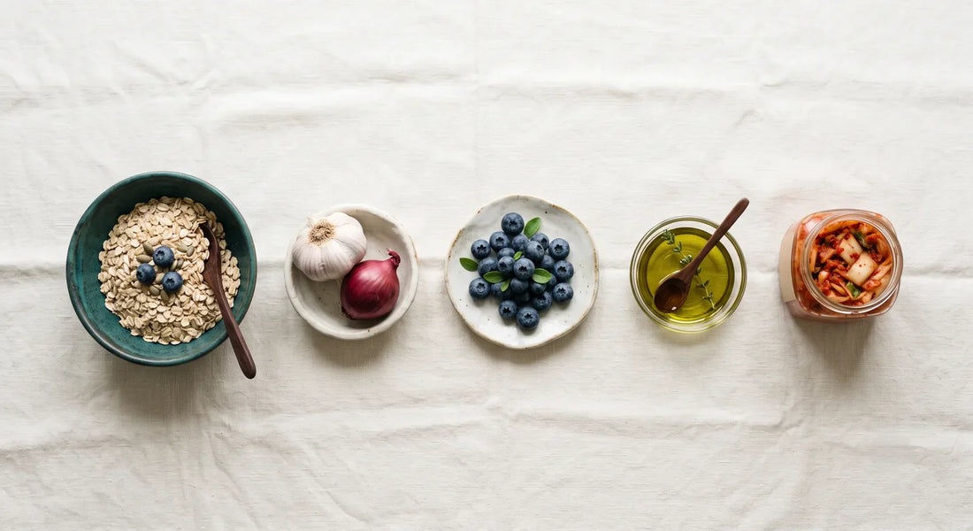 Cinco alimentos base para el intestino en fila: avena, ajo y cebolla, arándanos, aceite de oliva y kimchi